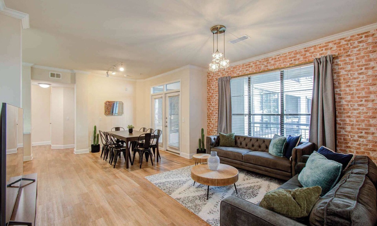 Houston Apartment | 3BD Luxury, Convenience w Pool, Gym, More
