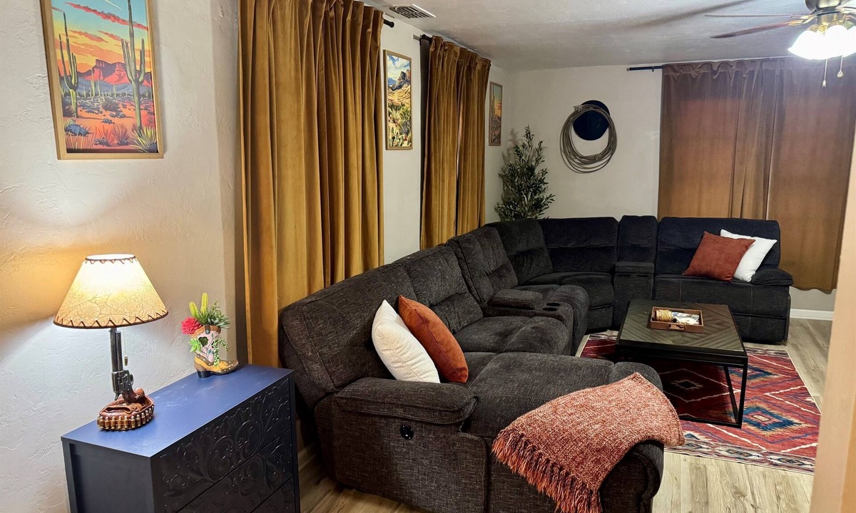 Sayles Blvd. Area House | 3BD Retreat| 5 Mins to Downtown!