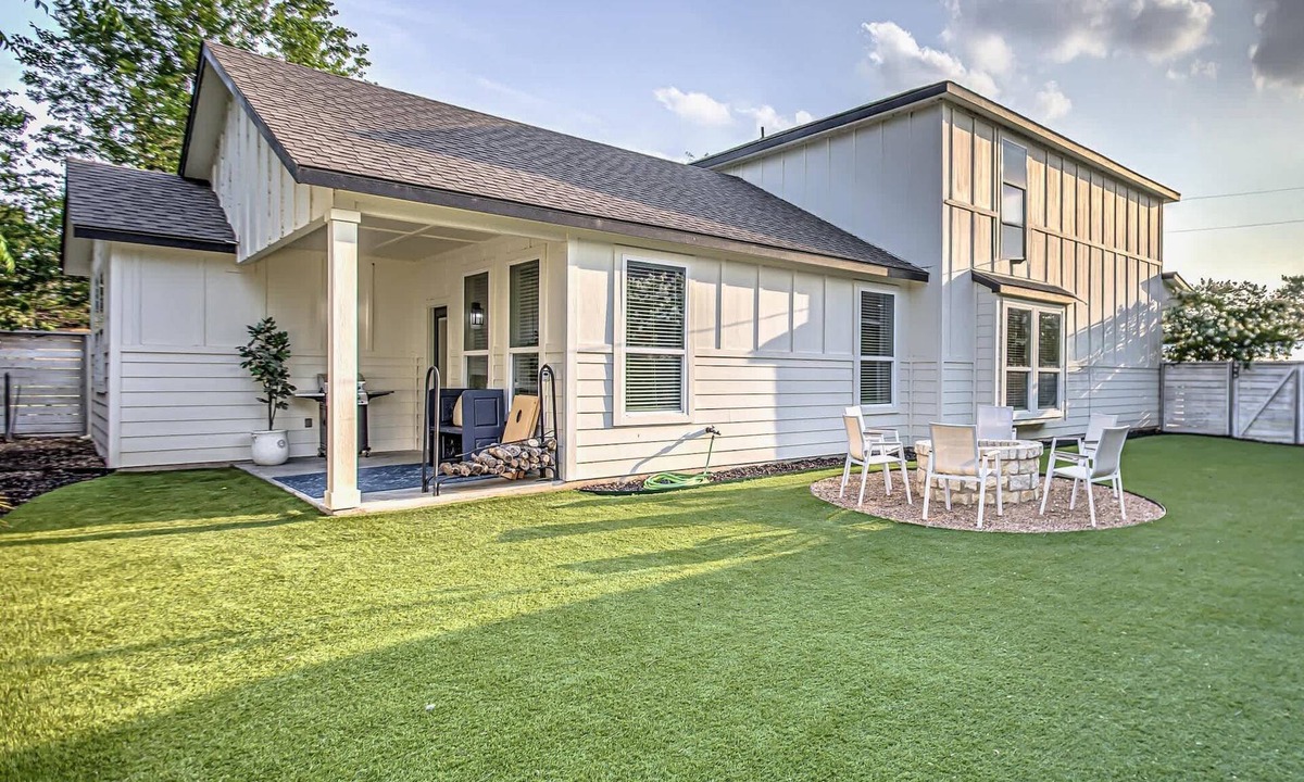 Cottonwood Shores House | 3BD Retreat for 6 Near Lake LBJ with Fire Pit & Patio
