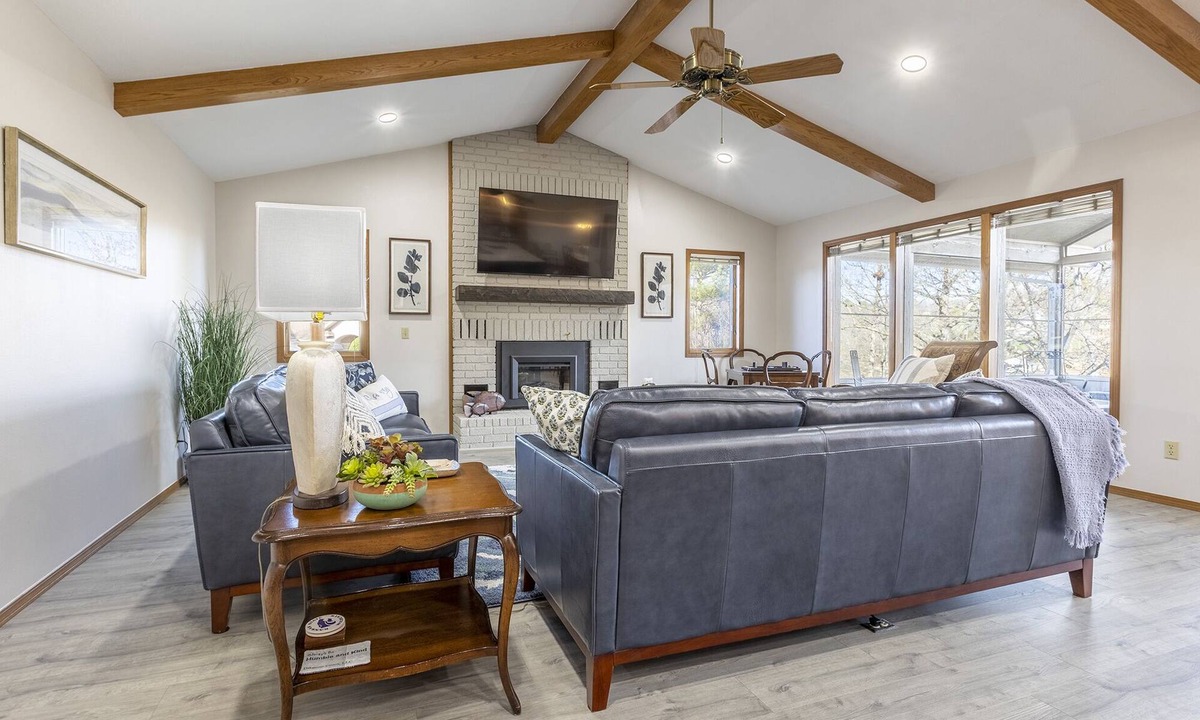 Bella Vista House | 3bd Tranquil Lakefront Escape, Private Dock