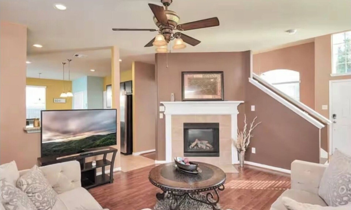 Falcon Point House | 3BDR Getaway and Kids Playroom, Katy Mills Food & Fun