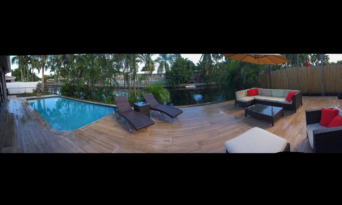 Central Corals House | 3bdrm, 2bth, Pool; fully stocked kitchen; close to beaches, bars & restaurants.