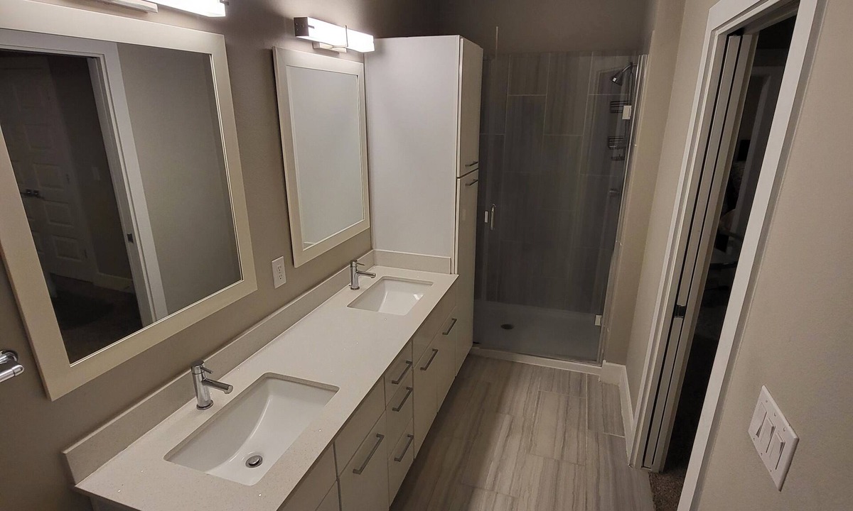 Barker House | 3BDRM TOWNHOUSE! 75IN TV.WIFI!