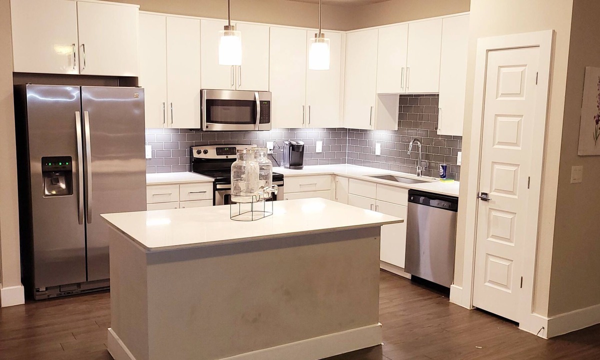 Barker House | 3BDRM TOWNHOUSE! 75IN TV! WIFI