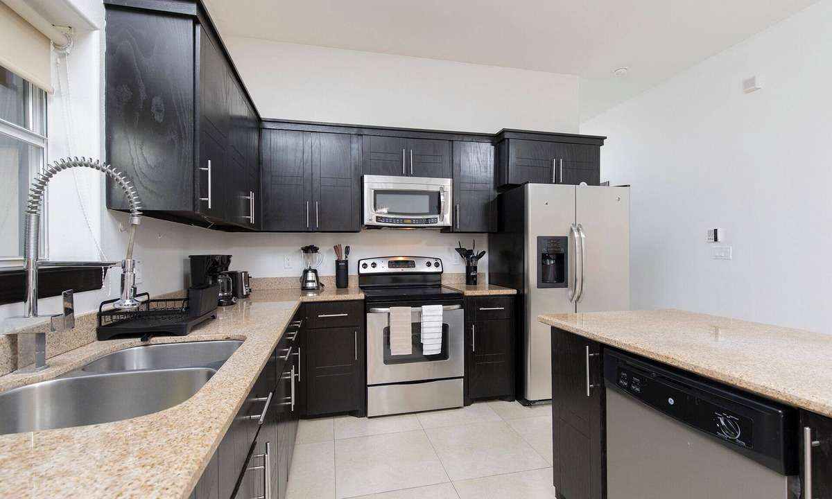 McAllen Apartment | 3Bed/2Bath - Prime Location, Gated Near Airport, Hospital & Mall