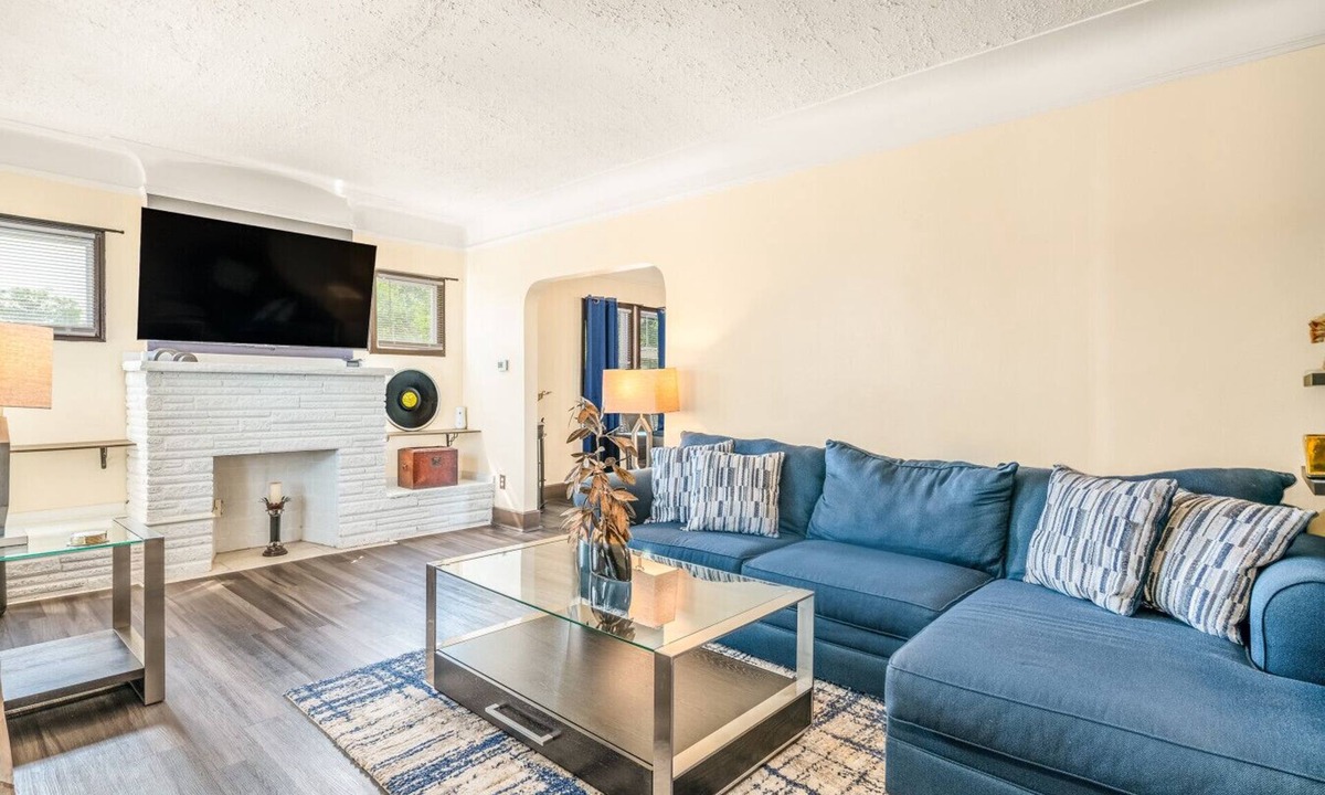 Highland Park House | 3bed/2bath Sleeps 10 - Chill House