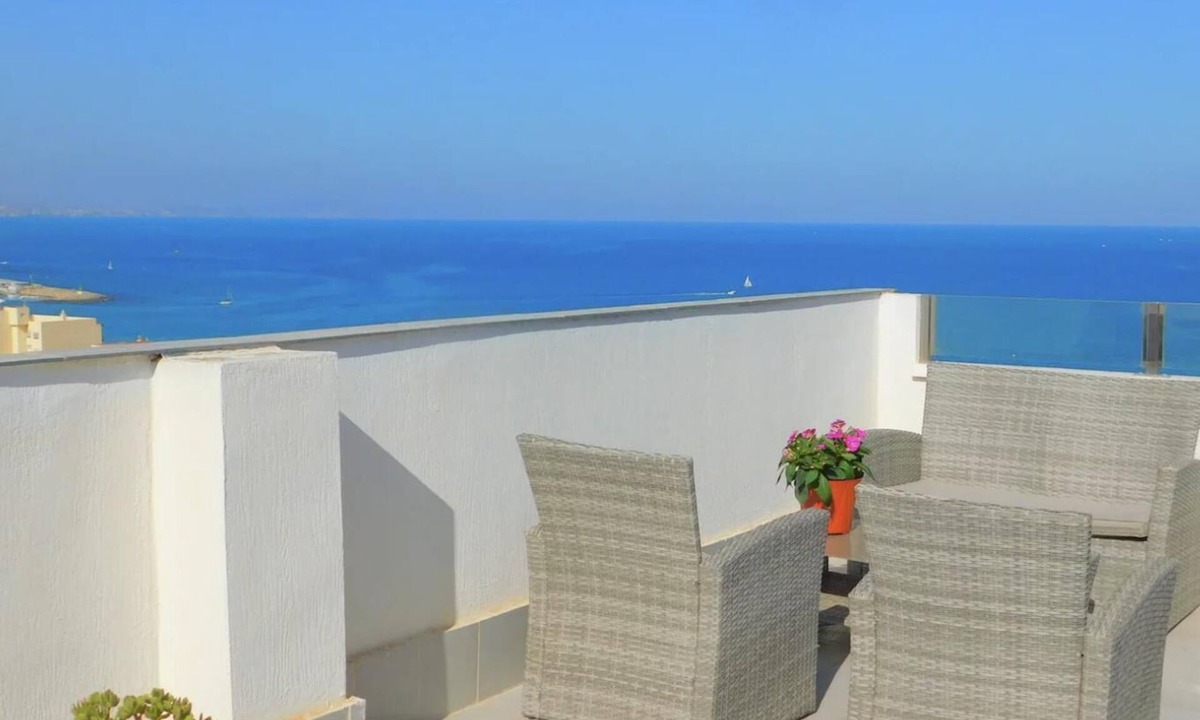 Coveta Fuma Apartment | 3Bed Penthouse Apt with Private Terrace & Balcony