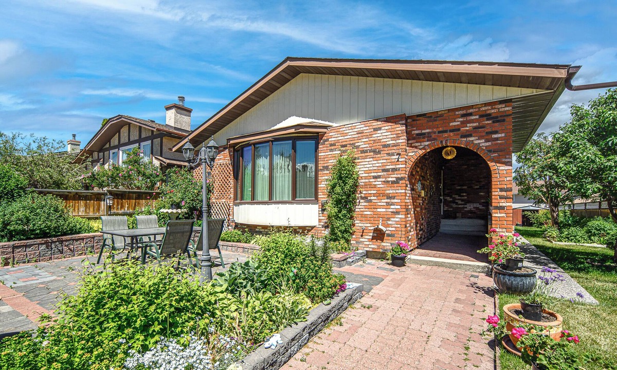 Northwest Calgary House | 3Bedroom 2Bathroom Double Garage 10 mins to DT 12 mins to Airport