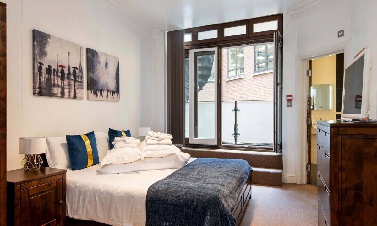 Lime Street Apartment | 3BG Historic Flat 1BR sleeps 4 Aircon Balcony