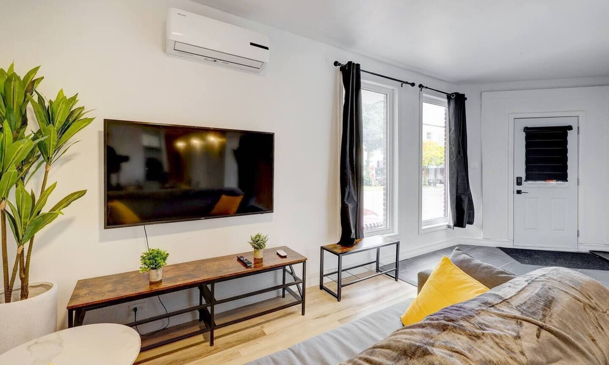 Maizerets Apartment | 3BR - 10 Min to Old Quebec + Free Street Parking