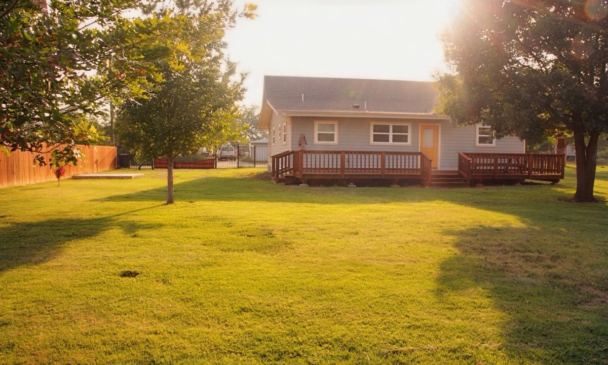 Sabinal House | 3BR- 2.5 BA Guest House in Sabinal - Sleeps 6 - Pool Access & Pond View