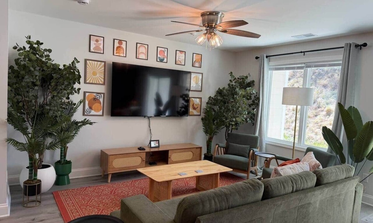 State Park House | 3BR 2.5BA Fort Jackson | Fast WiFi + Parking