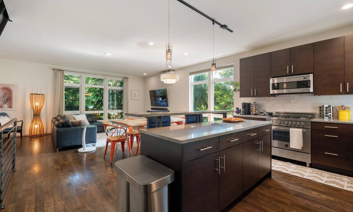 Fremont House | 3BR/2.5BA Modern Townhome, City view, Free Parking, EV Charger