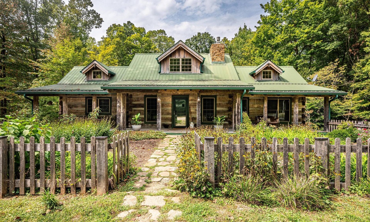 Helmsburg Cabin | 3BR, 2 BA Log Cabin