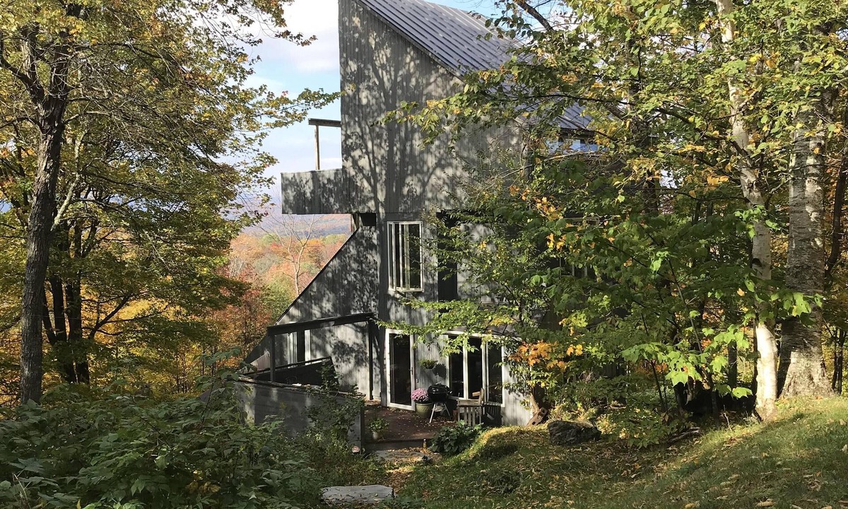 Warren House | 3BR 2 BA Sunlit 4 Story House In Warren - Great Mountain Views