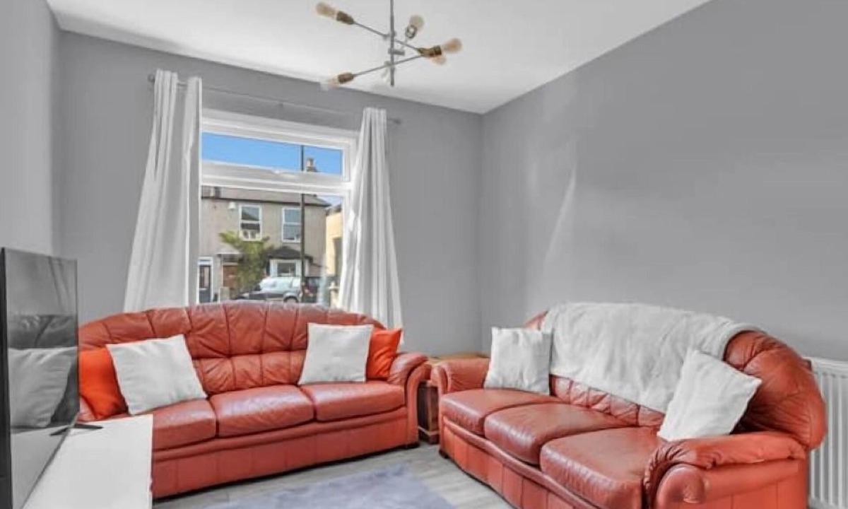 Offham House | 3BR, 2 bath, driveway, garden