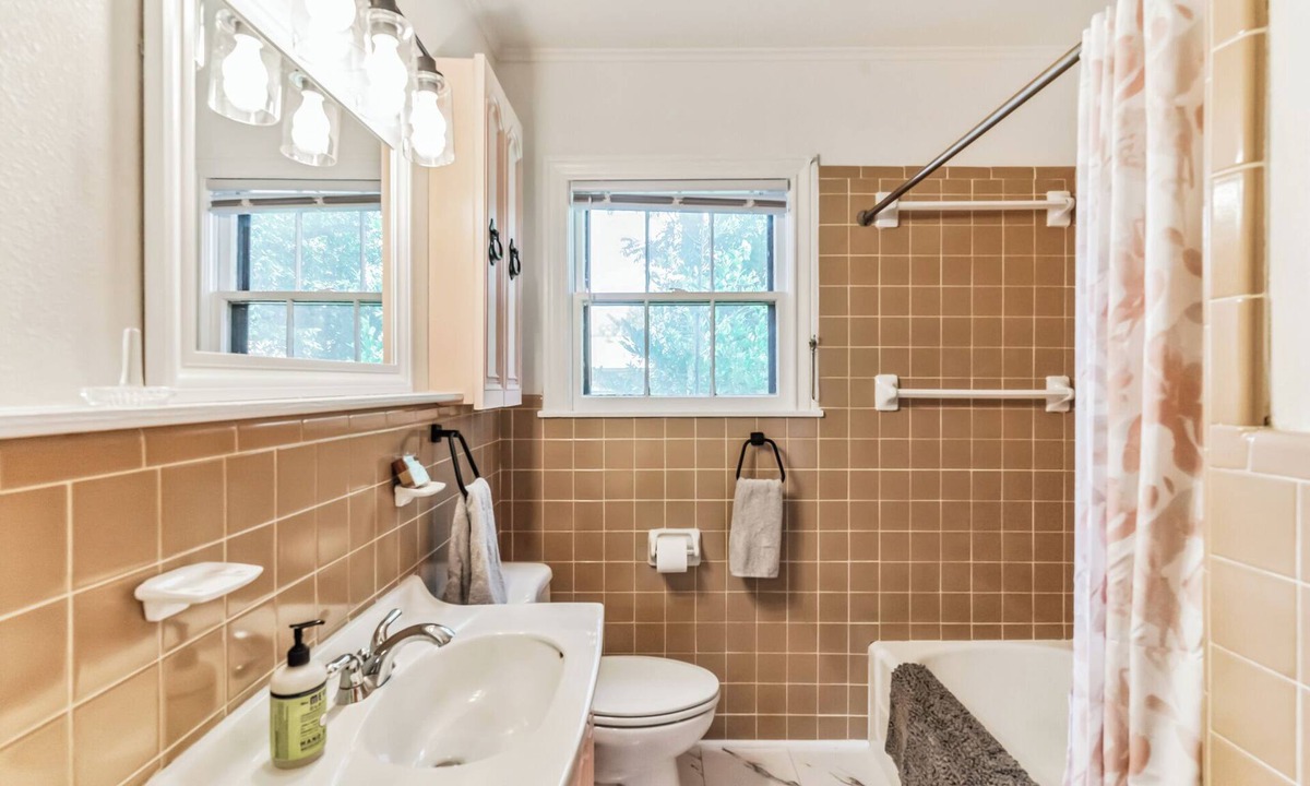 Cameron House | 3BR 2 Kings 1 Full In Town Fiber Internet SPOTLESS 2 Living Rooms Huge TV