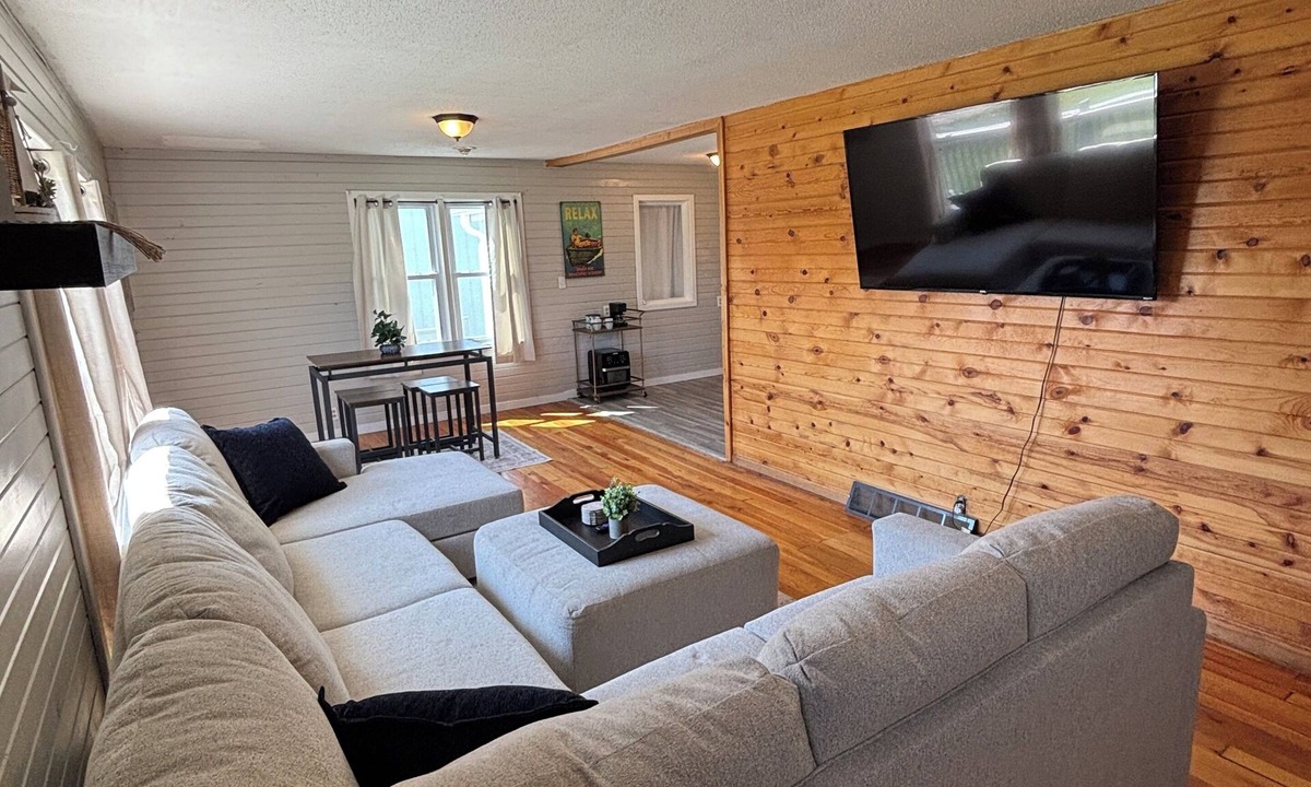 Moravia House | 3BR 2B Lake Rathbun home with community lake access and park