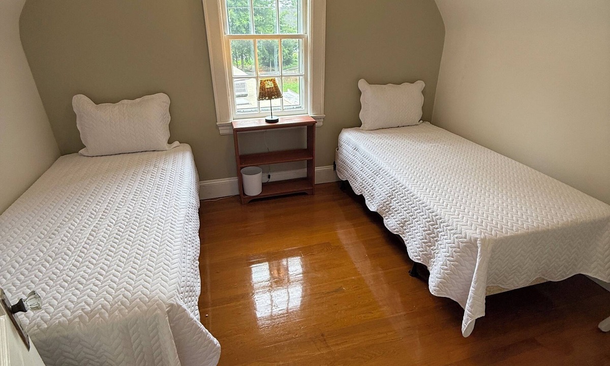 Martinsville Cottage | 3BR/2BA Cottage Sleeps 8 Short Walk to Smith River – Martinsville