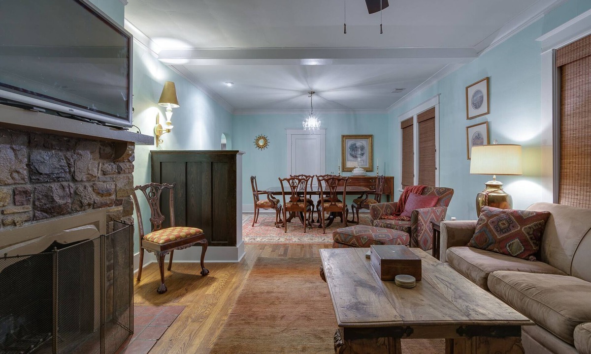 Cooper-Young Historic District House | 3BR 2BA Dynamite Cooper Young Craftsman 2 blocks from Cooper Young intersection!