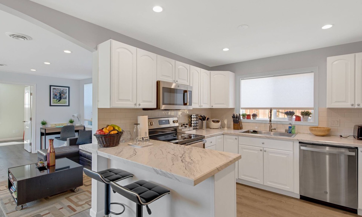 Brighton House | 3BR/2BA House-AC- Parking- Light Rail (Relist- supper host)