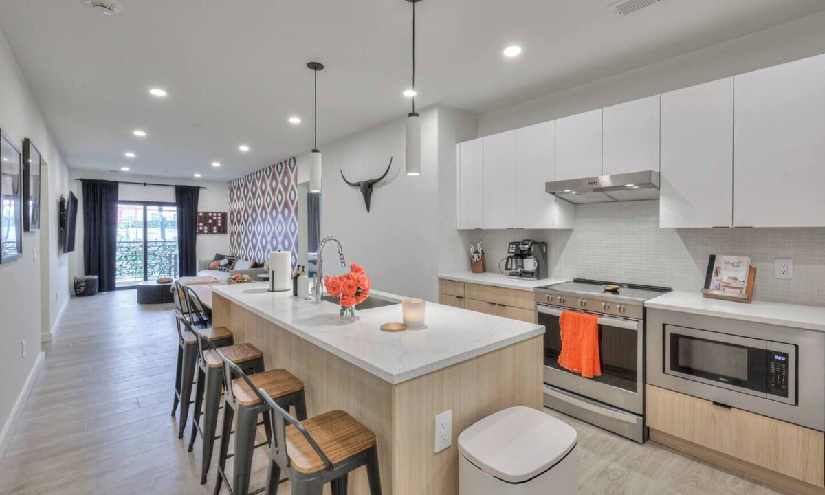 Downtown Nashville Condo | 3BR/2BA Lux Condo | Pool |Walk to Broadway (0.8mi)