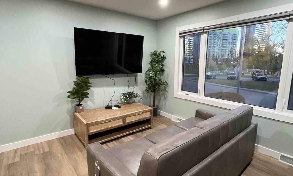 Brentwood House | 3BR/2BA Walking distance to UC