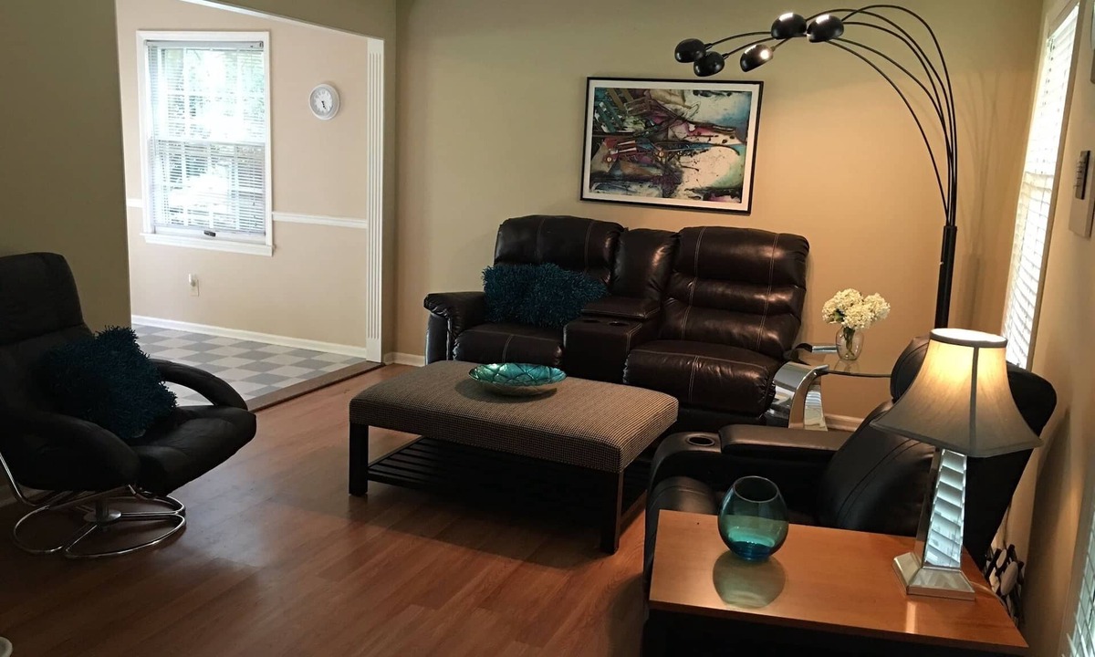 Middletown House | 3br/2bath 2000 sf HOUSE Garage, private yard, & location 1 mile to xway,