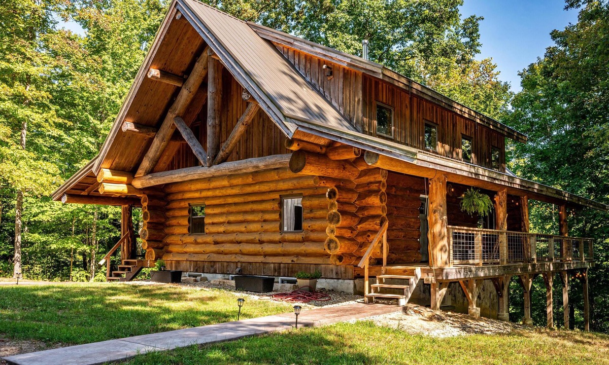 Helmsburg Cabin | 3BR, 3BA log cabin
