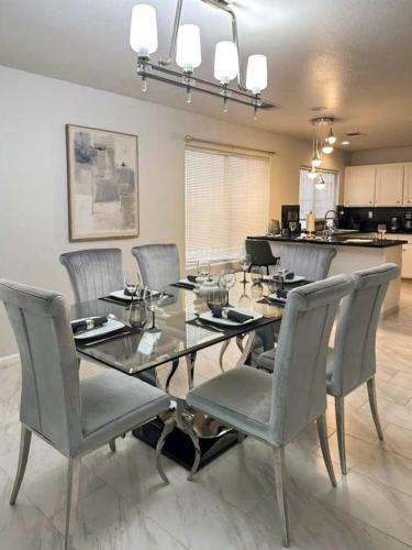 Spring Valley House | 3BR - 3BA w Pool & BBQ -15 Mins to Strip & Airport