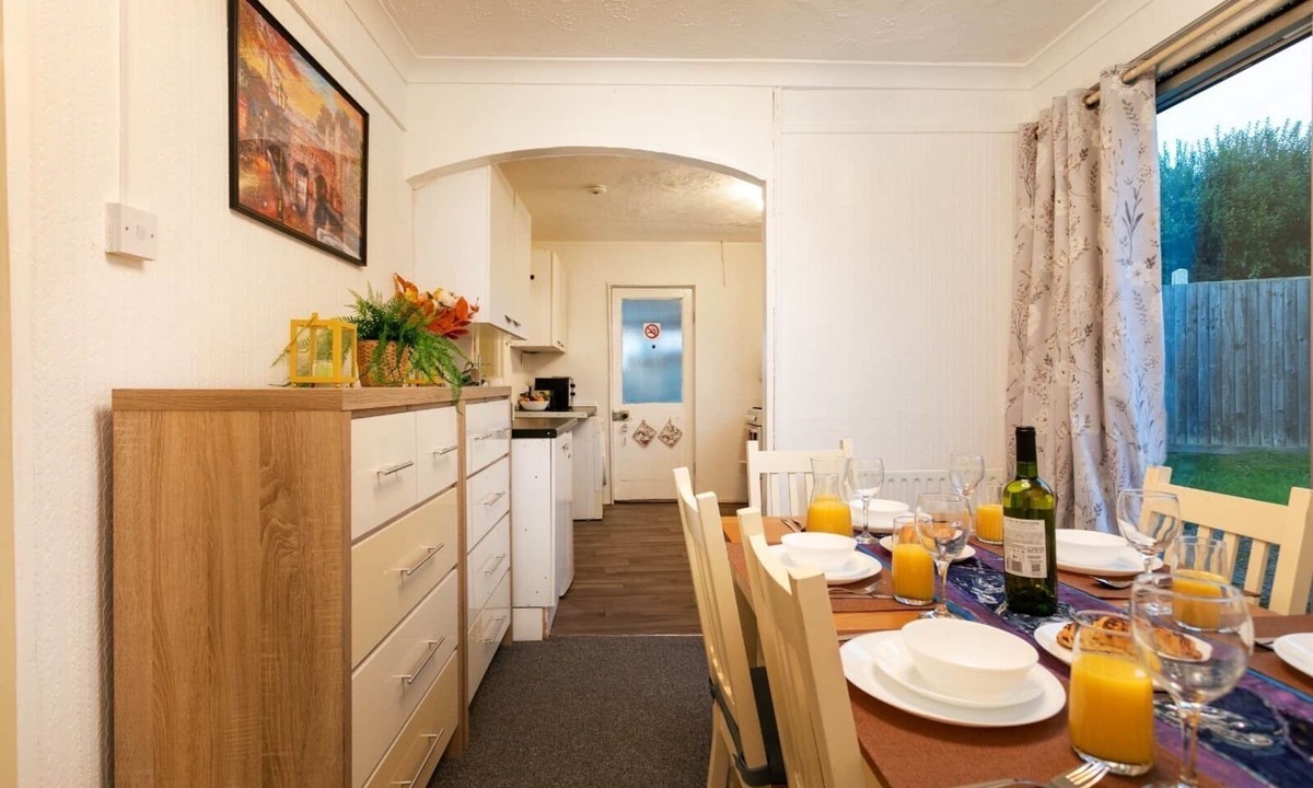 Bramcote House | 3br-5guests-parking-netflix-10mincentralnottingham