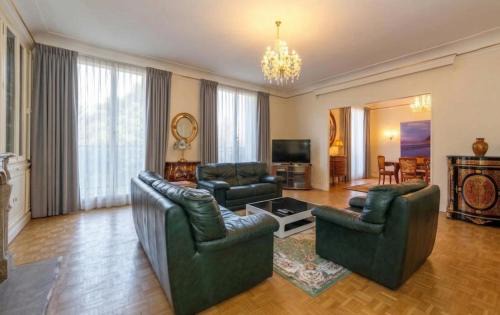7th Arrondissement Apartment | 3BR Alexandre 3 La Tour Maubourg