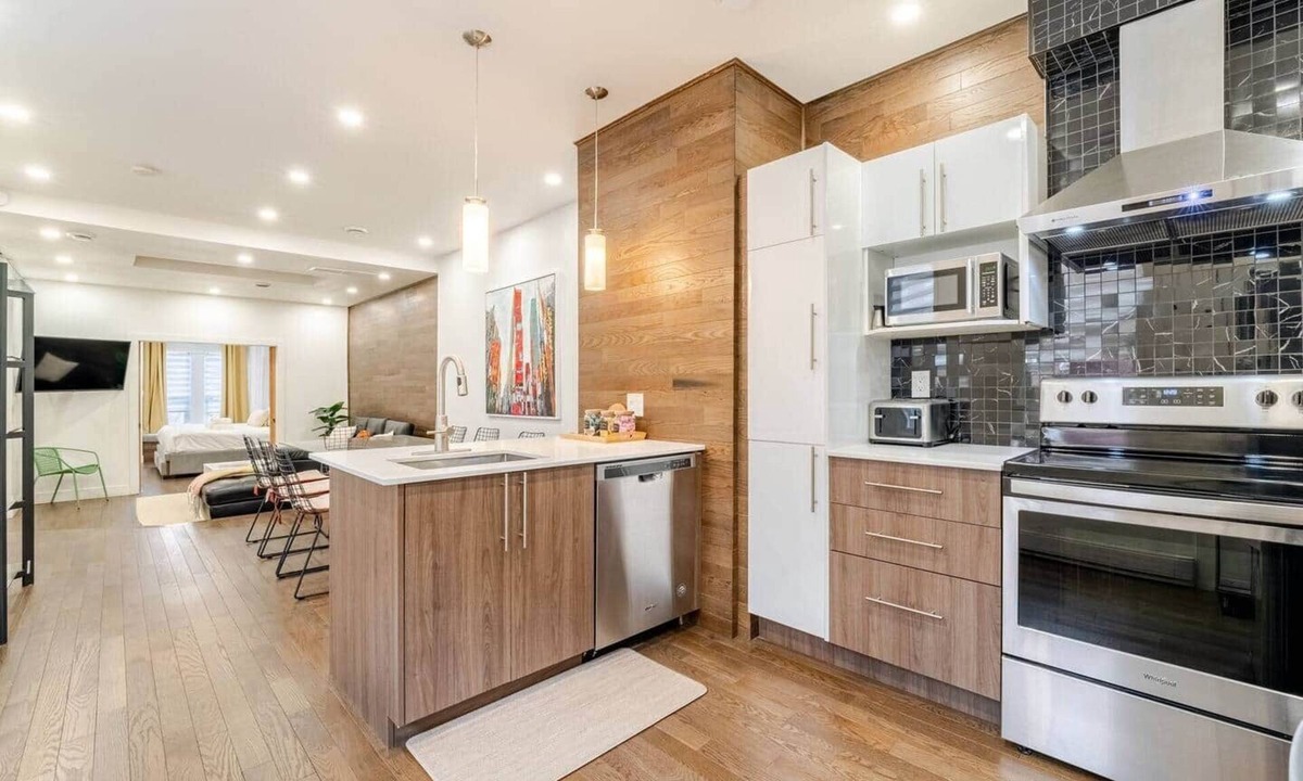 Latin Quarter Apartment | 3BR Apt DT/King Bed/Indoor Parking/AC