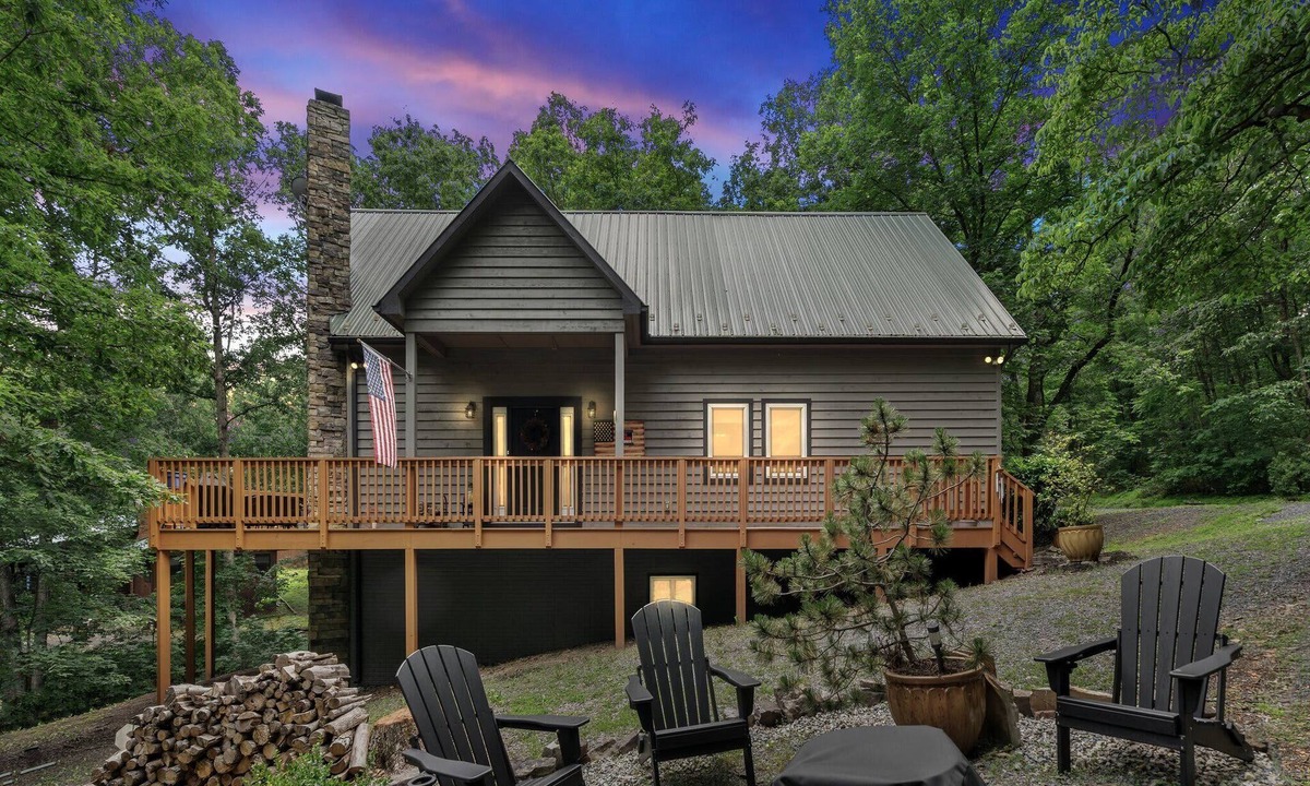 Mount Jackson Cabin | 3BR cabin w/hot tub & outdoor deck
