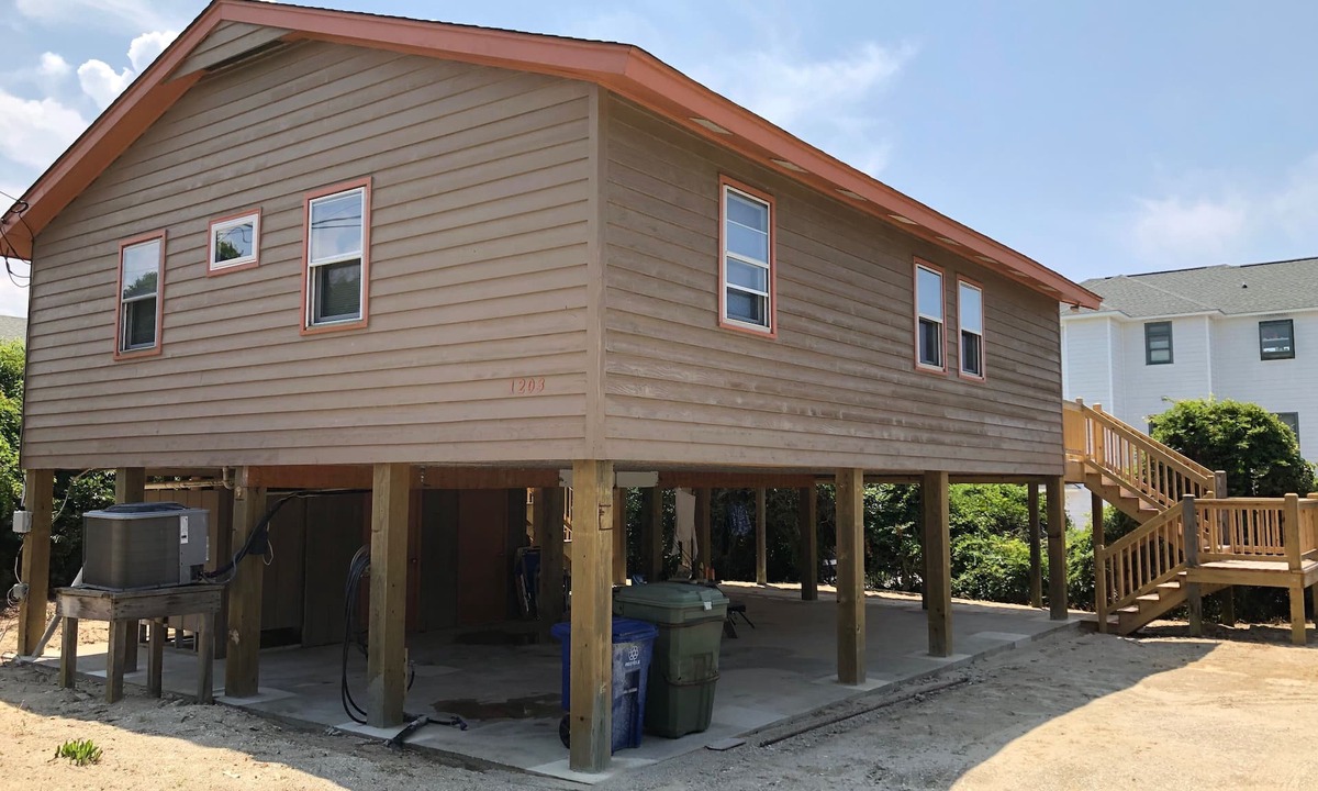 Emerald Isle House | 3BR Cottage – 3rd Row – Screened Porch & Outdoor Shower