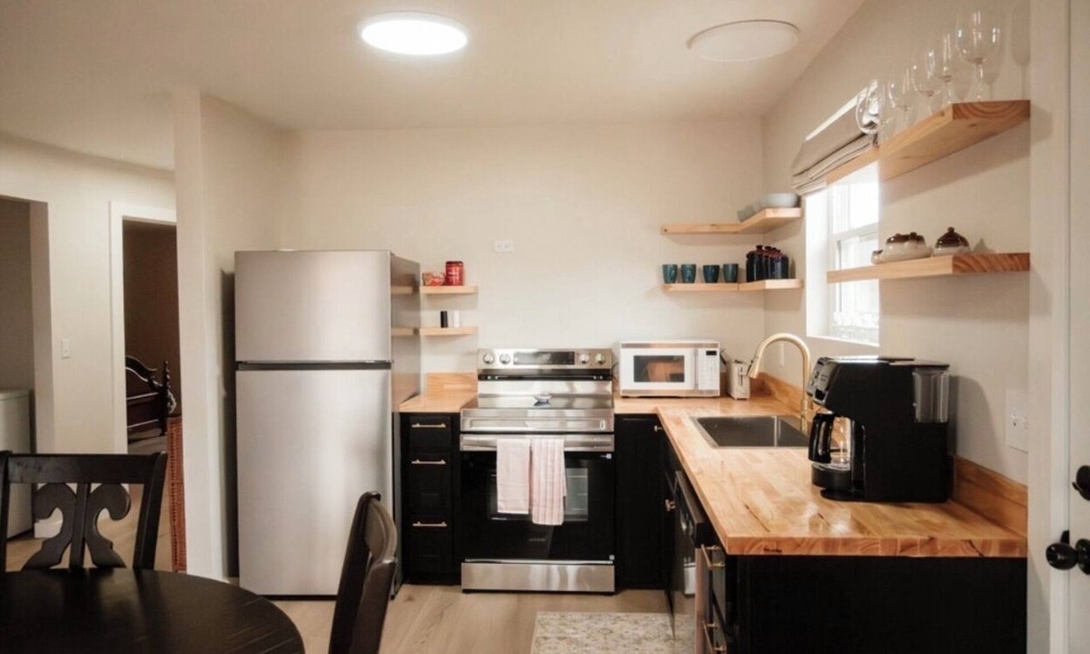 Clarksville Apartment | 3BR Cottage Off Main - Downtown - Fast Wifi - 25 Min to ANO, I-40 2 Min,