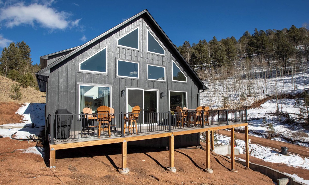 Rainbow Valley Cabin | 3BR Divide Cabin: Starlink, Mtn Views, Hiking Access! Family Friendly - Sleeps 8