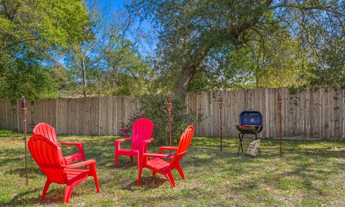 Southside House | 3BR Dog-Friendly Home w/Fenced Yard Near River & Golf