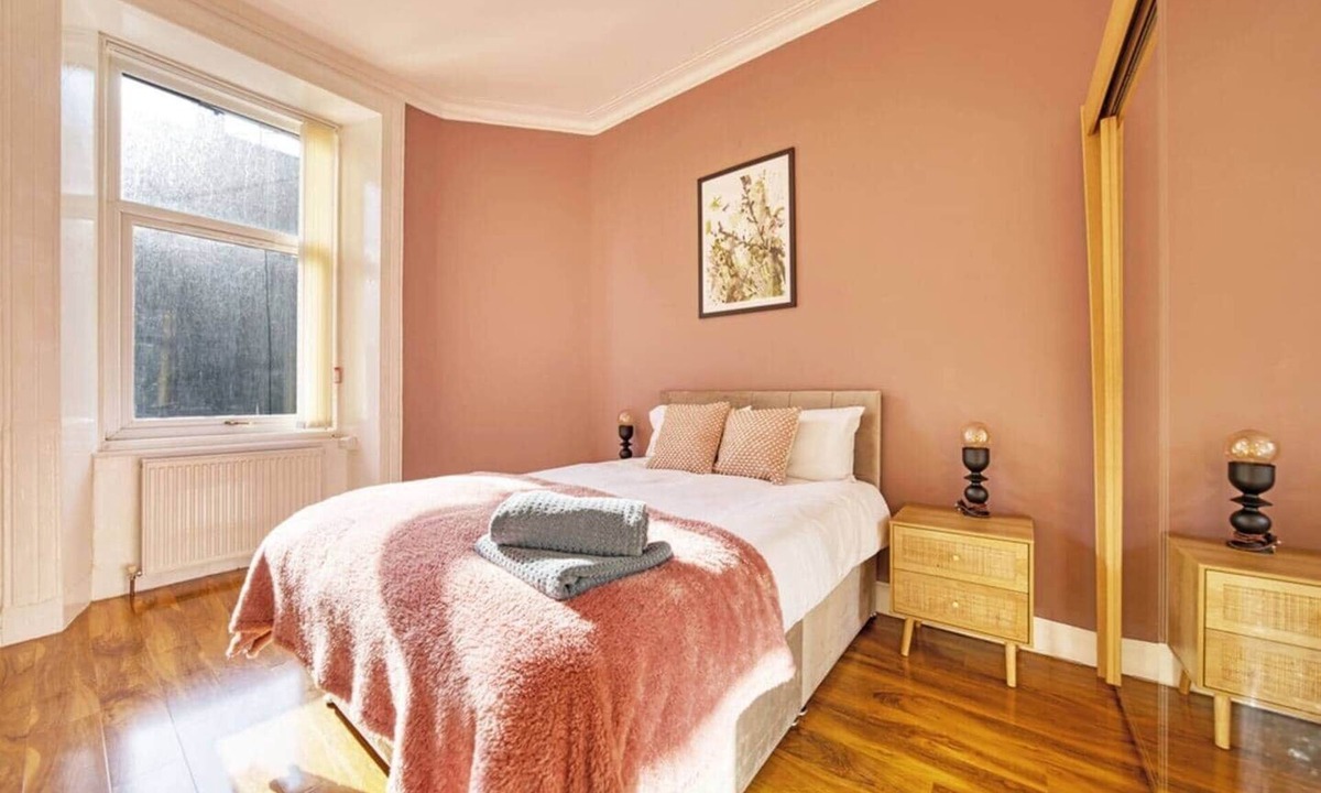 North West House | 3BR Flat Sleeps 6 West End Sights + Driveway