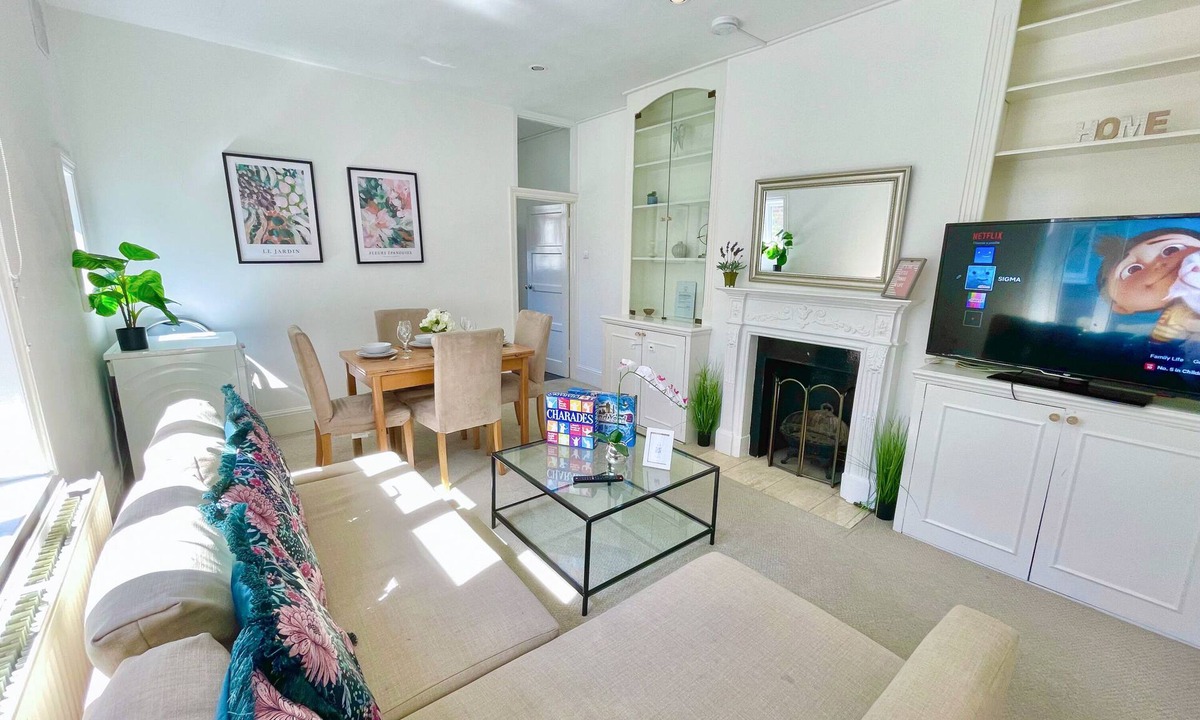 Hammersmith and Fulham Apartment | 3BR flat w. Rooftop Terrace in Central Hammersmith