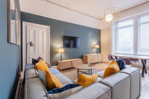 North West Apartment | 3BR Gem West End Walk to Glasgow Uni Parking
