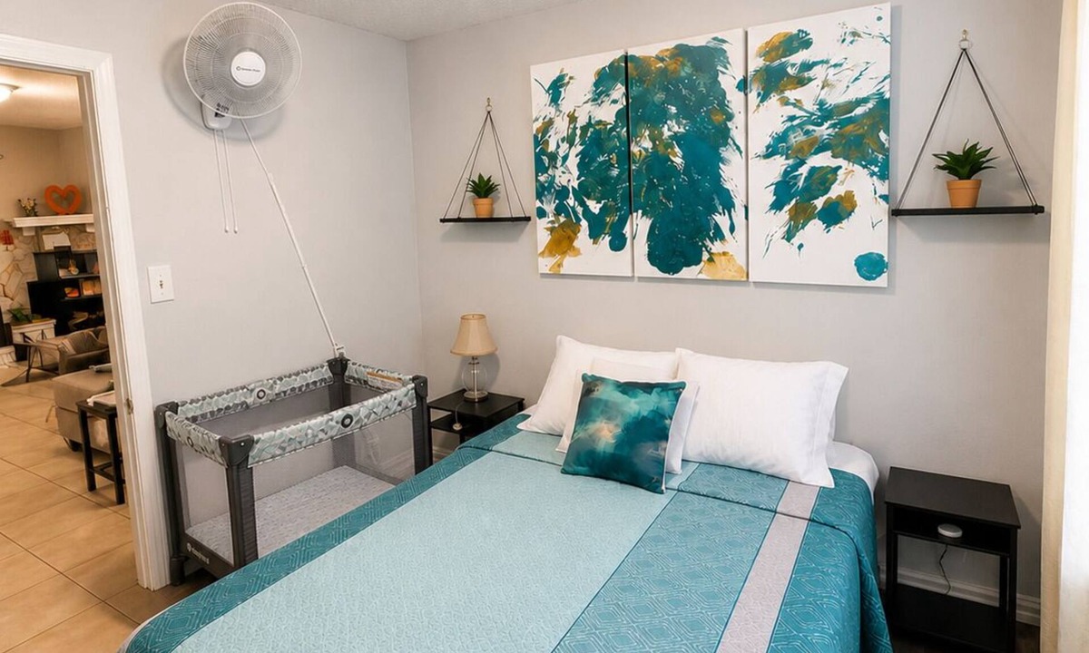 West Arlington House | 3BR Group Home | Sleeps 11 | Best Rentals Near AT&T Stadium | 6-Car Driveway