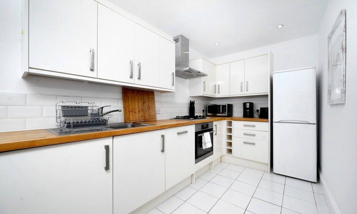 Hampton Wick House | 3BR Home with Large Outdoor Space