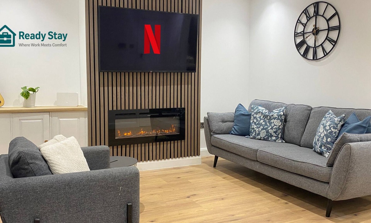 Stonnall House | 3BR Home with Workspace - Next to Train Station