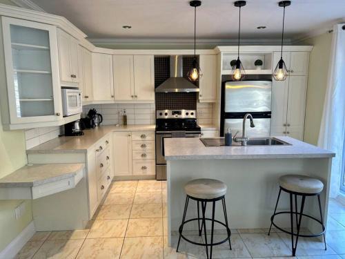 Laval Villa | 3BR House 6 Guests Near Water