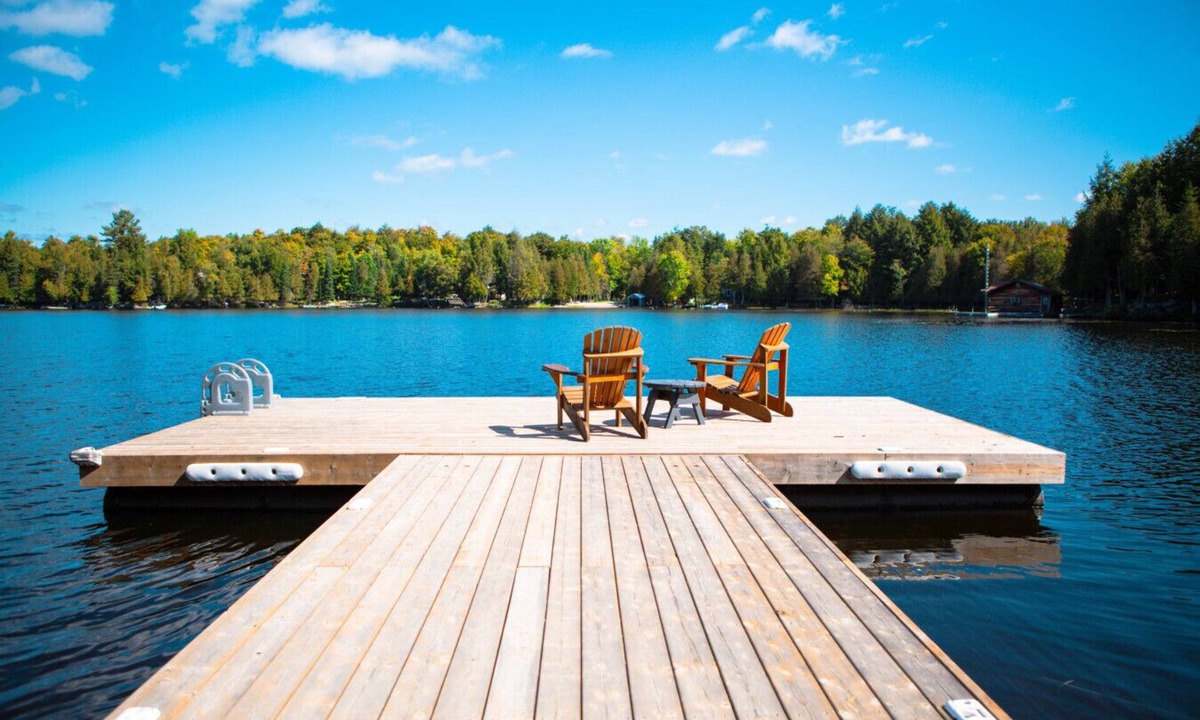 Magnetawan Cottage | 3BR Lakeside Retreat with Rustic Charm & Hot Tub
