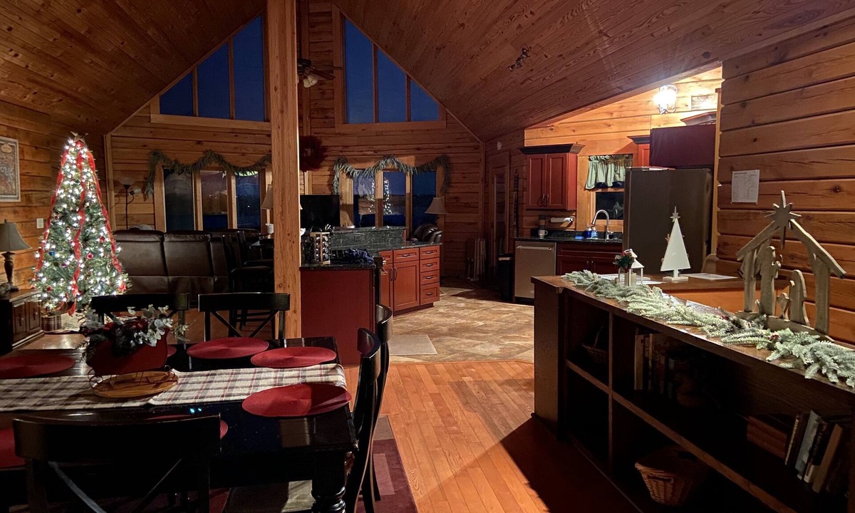 Blue Eye Cabin | 3BR Lakeview Lodge | Hot Tub & Game Room