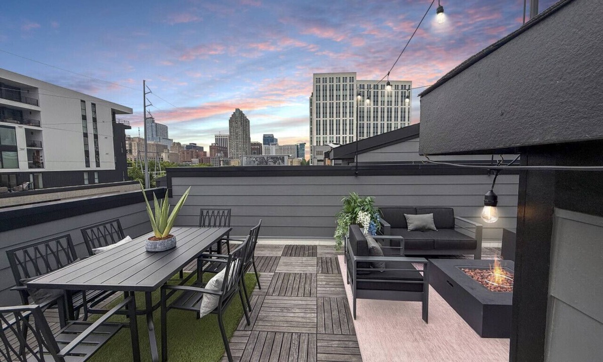 Downtown Villa | 3BR Luxury & Downtown - Roof Top Deck! Sleeps 8