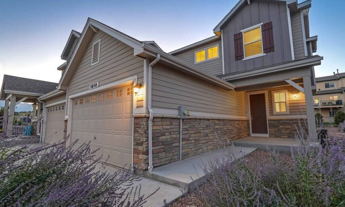 Rockrimmon House | 3BR Luxury Townhome w/AC in Central Location