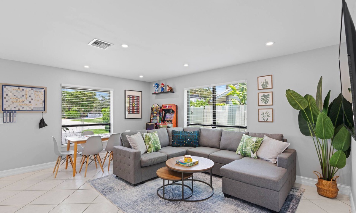 East Boca Raton House | 3BR - Mile to Beach -Near FAU - Outdoor Games- Arcades -Coffee Bar- Pet Friendly